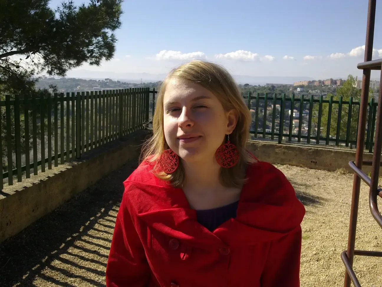 Justyna w Hiszpani stoi na tarasie z widokiem na góry.